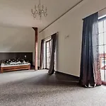 Victoria Hotel *